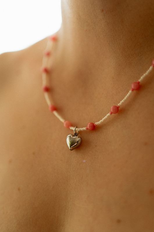 naszyjniki - inne Naszyjnik z koralików z zawieszką serce