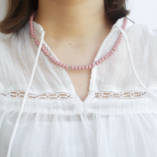 korale Powder Pink lekki naszyjnik lniany