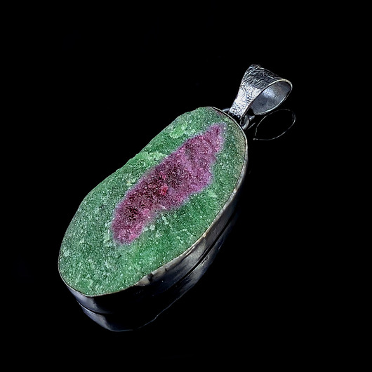 wisiory Mineralny rubin w zoizycie