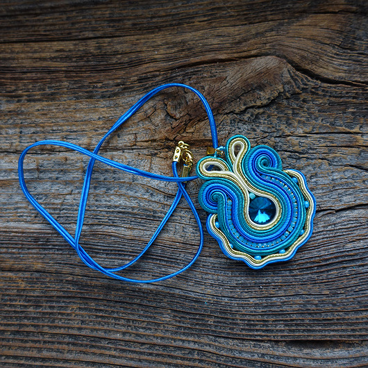 wisiory Turkusowy wisior sutasz