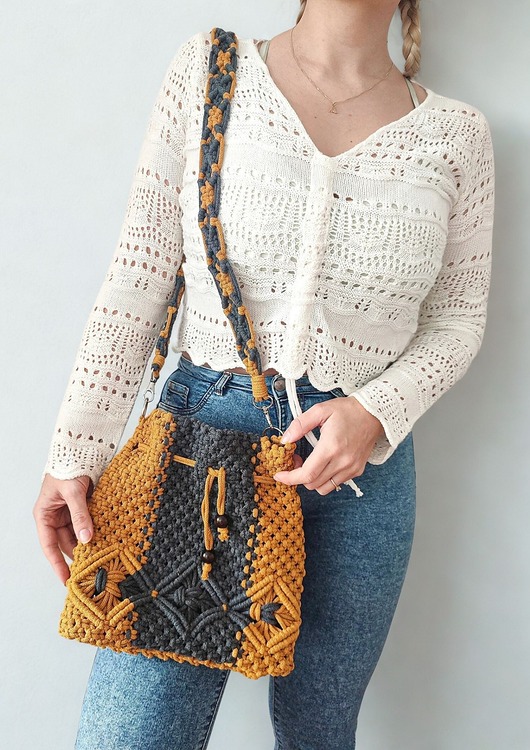 torby na ramię Torba makramowa crossbody w kolorach musztardowym i grafitowym - torba pszczoła