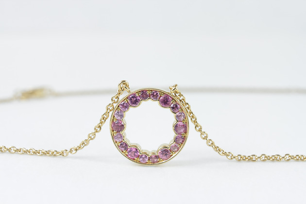 złote naszyjniki Geoda - naszyjnik z rózowymi szafirami