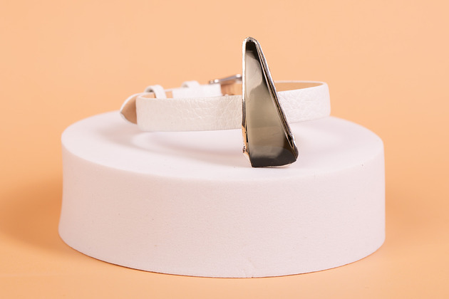 bransoletki - inne Bransoletka na białym pasku z bursztynem bałtyckim