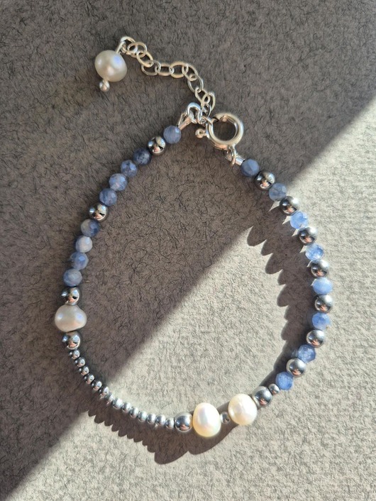 bransoletki z kamieni naturalnych Srebrna bransoletka z niebieskich szafirów i białych pereł