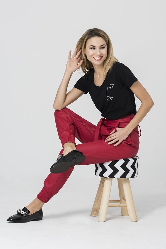 blush.love czarny t-shirt w serek z printem Blush Love