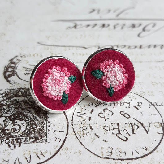 RÓŻOWE HORTENSJE - haftowane kolczyki Ikati Jewellery