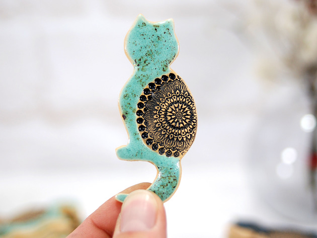 Ceramiczny magnes na lodówkę - turkusowy kot 10FingersArt
