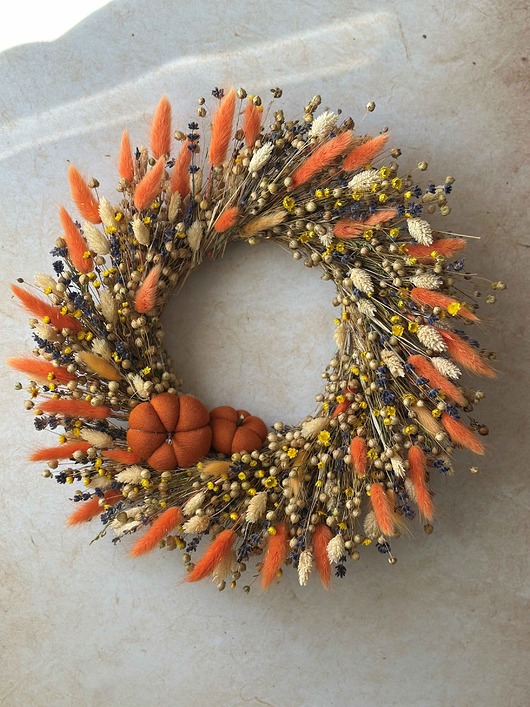 wianki Jesienny wianek z suszonych roślin z materiałowymi dyniami, wianek z lnu
