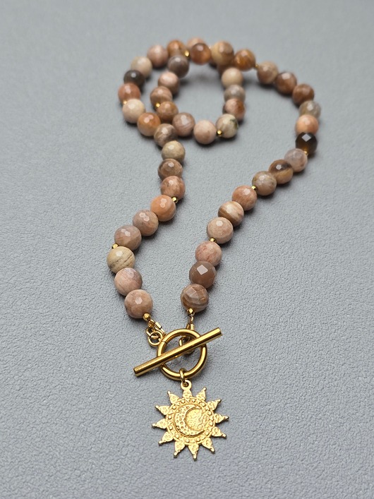 złote naszyjniki Słońce w Ciepłych Beżach