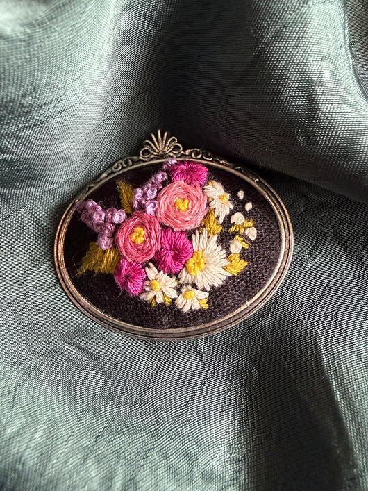 broszki Ręcznie haftowana broszka "Bukiet kwiatów "