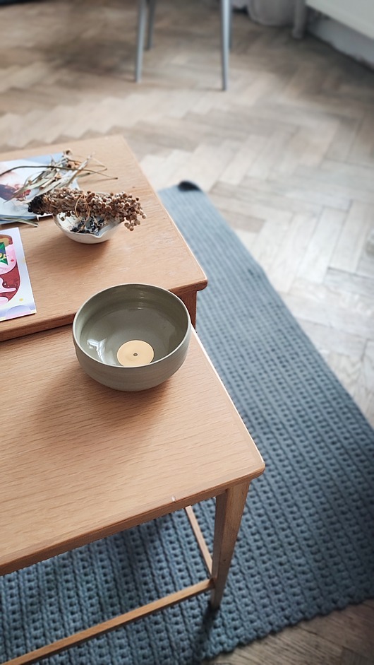 kubki i filiżanki Oliwkowa czarka COLORIZED ze złotem