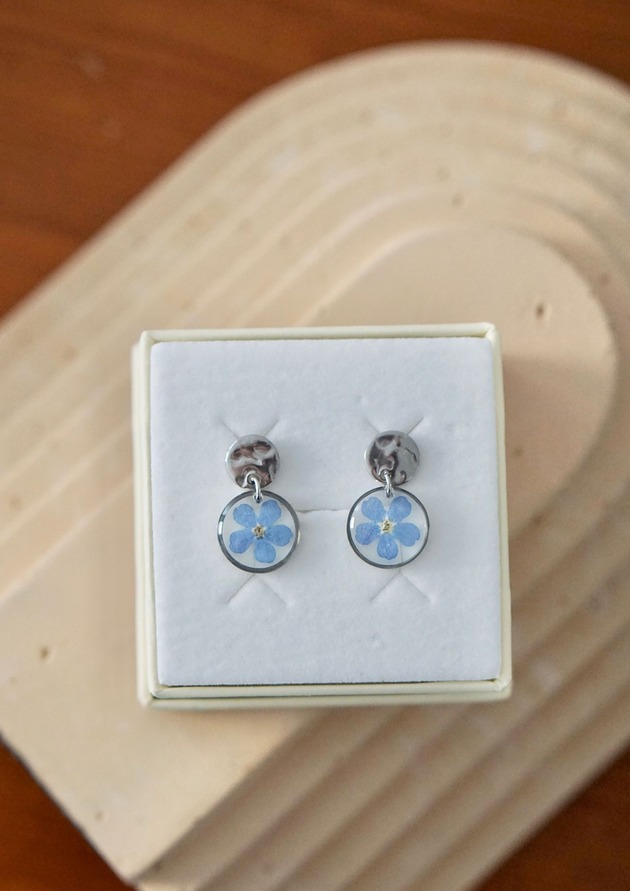 kolczyki z żywicy Kolczyki wiszące z niezapominajkami