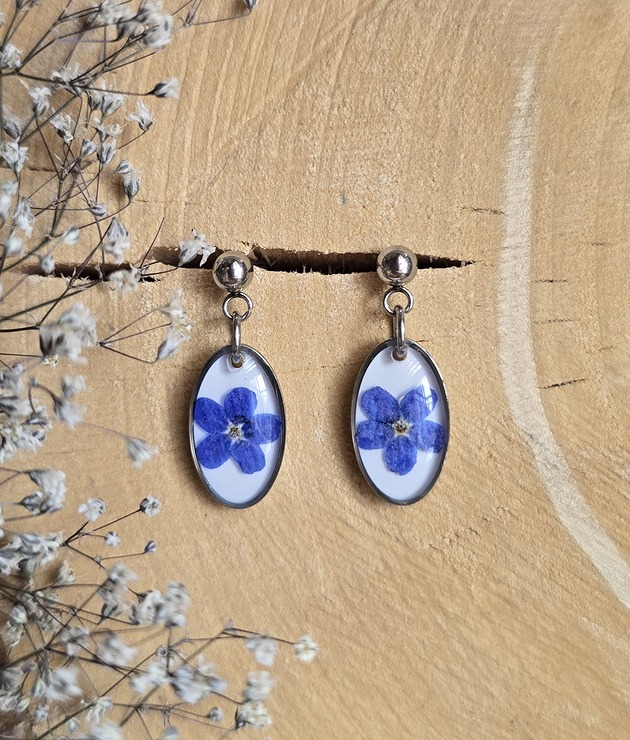 kolczyki z żywicy Kolczyki z kwiatami niezapominajkami srebrne