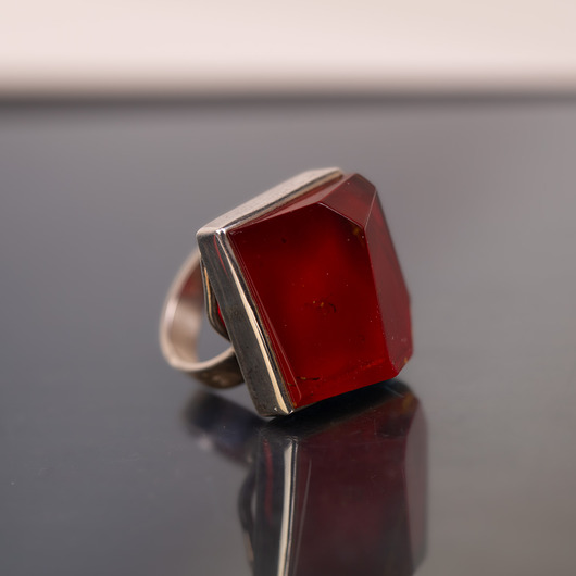 pierścionki srebrne Pierścionek regulowany z barwionym bursztynem