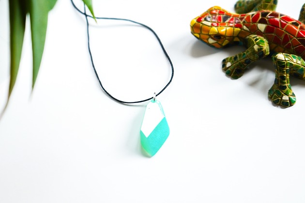 wisiory Turkusowy wisiorek kryształ świecący w ciemności i UV 3,3 cm handmade
