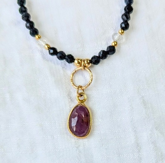 złote naszyjniki Naszyjnik szafirowy z rubinem