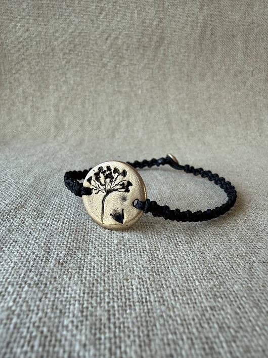 bransoletki na sznurku Bransoletka sznurkowa z detalem z brązu