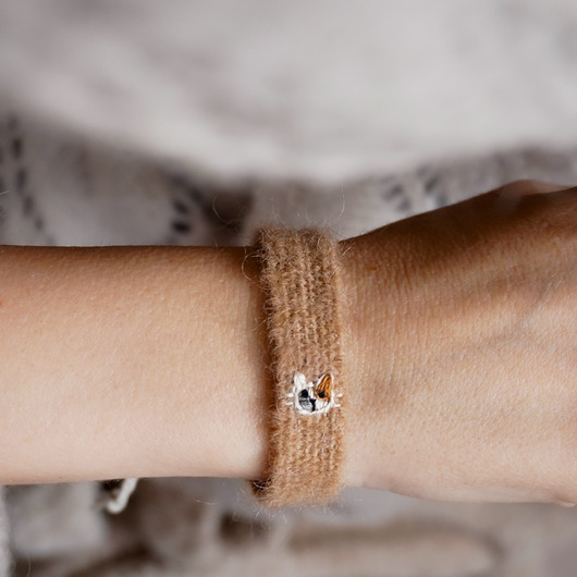 bransoletki na sznurku Bransoletka tkana na krośnie z haftowanym kotkiem, wiązana na supełek