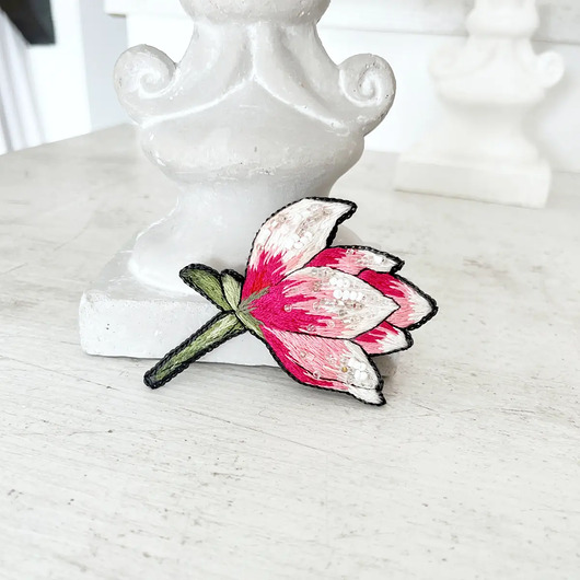 broszki Broszka KWIAT 27 ręcznie haftowana przypinka z koralikami magnolia
