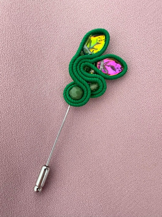 broszki Zielona broszka sutasz na szpilce z ozdobnymi listkami