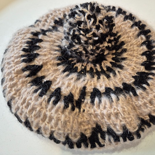 czapki damskie Unikatowy beret  w wielokolorowe wzory.