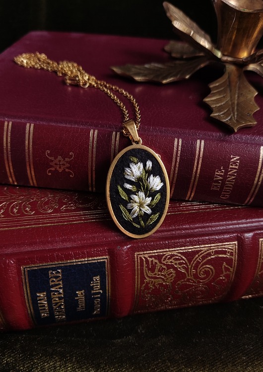 wisiory Haftowany wisiorek z liliami