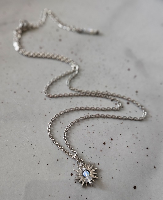 wisiory Naszyjnik słońce z opalem i labradorytem