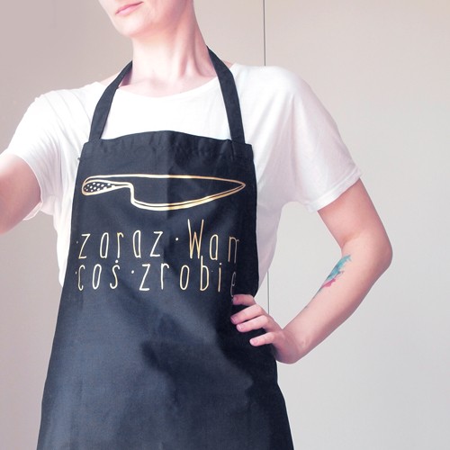 Zaraz Wam coś zrobię Fartuch czarny ONE MUG A DAY
