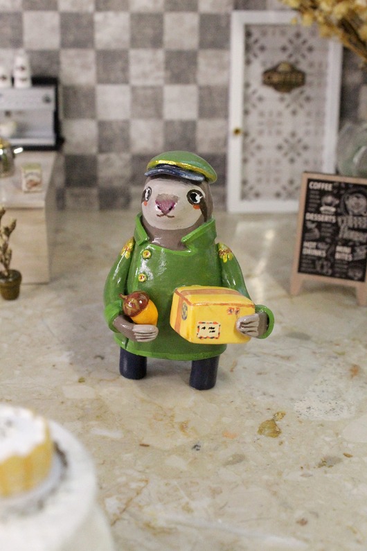 figurki i rzeźby Leniwiec kurier