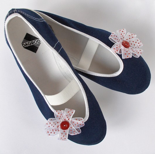 Truskawkowe kropki (buty + broszki) Czarna Biedronka