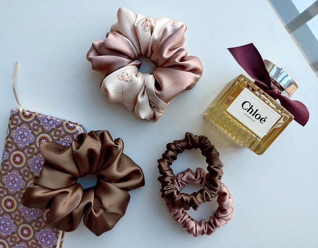 gumki do włosów Czekolada i róż - zestaw jedwabnych scrunchie