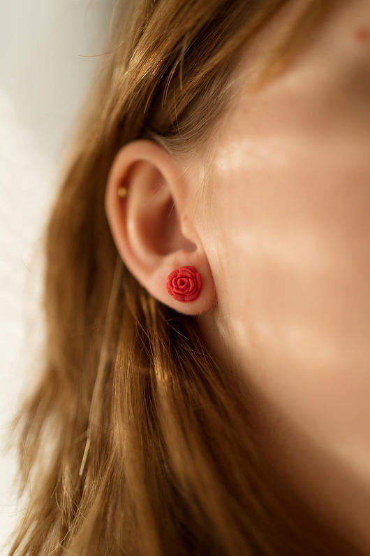 kolczyki z masy plastycznej Pojedyncze sztyfty róża czerwone