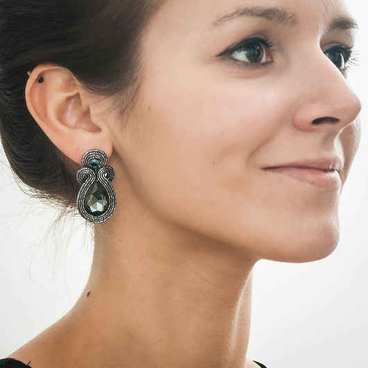Kolczyki soutache - gunmetal, kryształy, krople maanuela