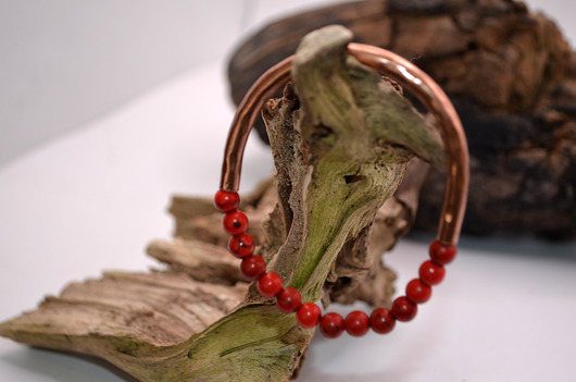 bransoletki - inne Bransoletka miedziana handmade z koralikami: turkusowy czerwony