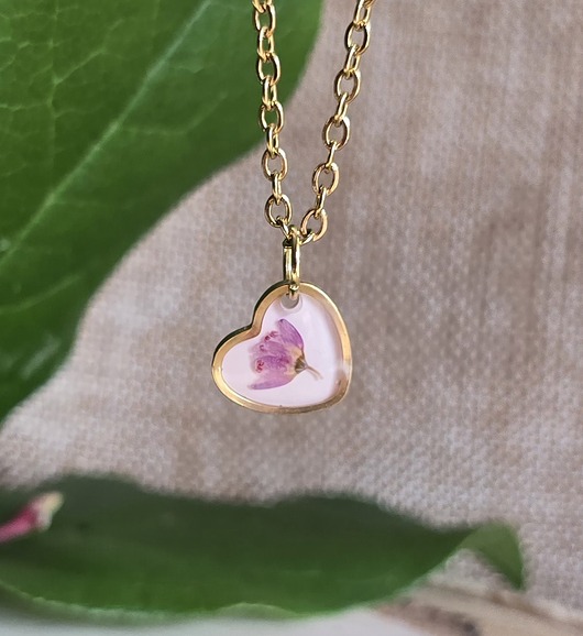 wisiory Mały wisiorek z różowym kwiatem prawdziwy kwiat serce