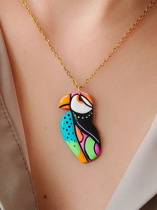 wisiory Naszyjnik z maskonurem, kolorowa artystyczna biżuteria z ptakiem
