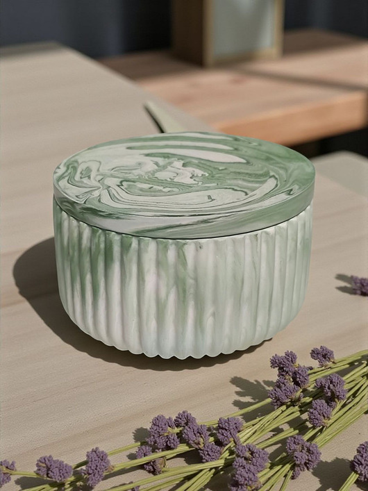 świeczniki i świece Świeca sojowa w zielonym naczyniu gipsowym Owoce leśne