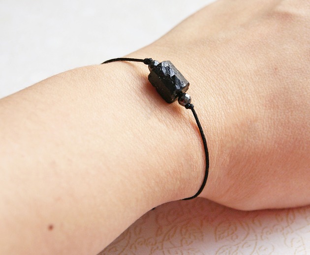 bransoletki z kamieni naturalnych OCHRONNA bransoletka - czarny turmalin. czarny sznurek.