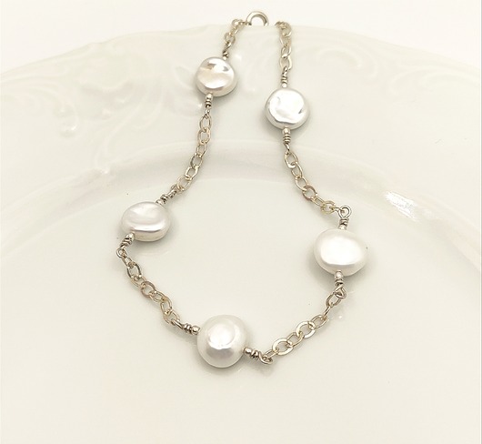 bransoletki srebrne Bransoletka z morskich pereł na łańcuszku