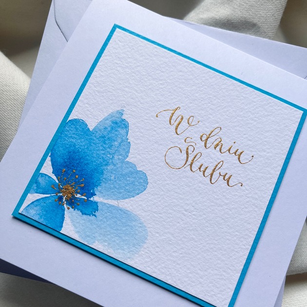 kartki scrapbooking Kartka ślubna ręcznie malowana i kaligrafowana z niebieskim kwiatem