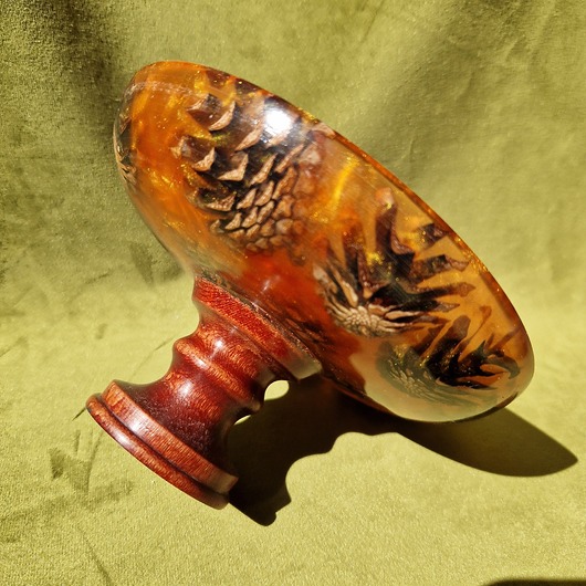 talerze, miski Mała miska na cokole z żywicy epoksydowej z szyszką