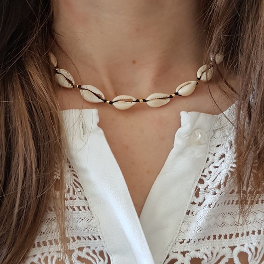 czarny naszyjnik z muszelek LEI handmade 