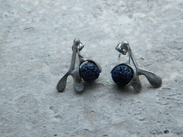 kolczyki wire wrapping Granatowa lawa  - sztyfty