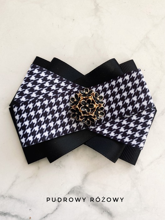 broszki Klasyk! Brosza  z delikatnymi czarno złotymi kwiatkami