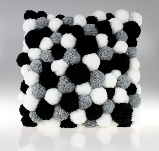 Poszewka z pomponami - elegancja Black&White Joanna Szwelengreber