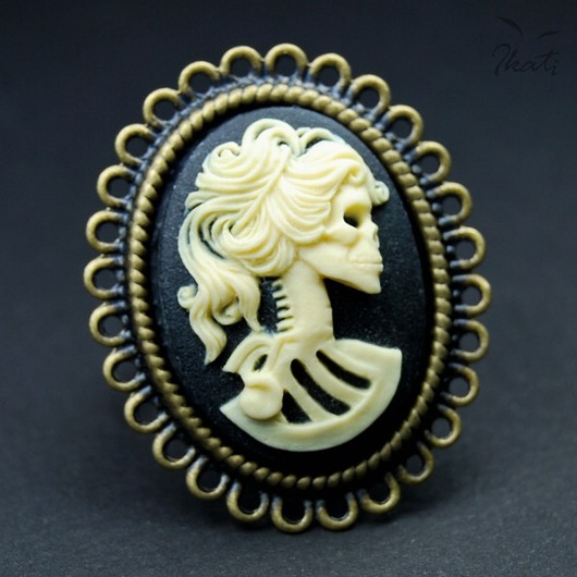 Pierścionek z czaszką MADAME LA MORT Ikati Jewellery