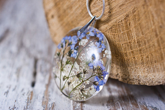 Naszyjnik z niezapominajkami w żywicy So Jewelry