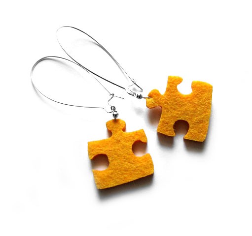 żółte puzzle felt label