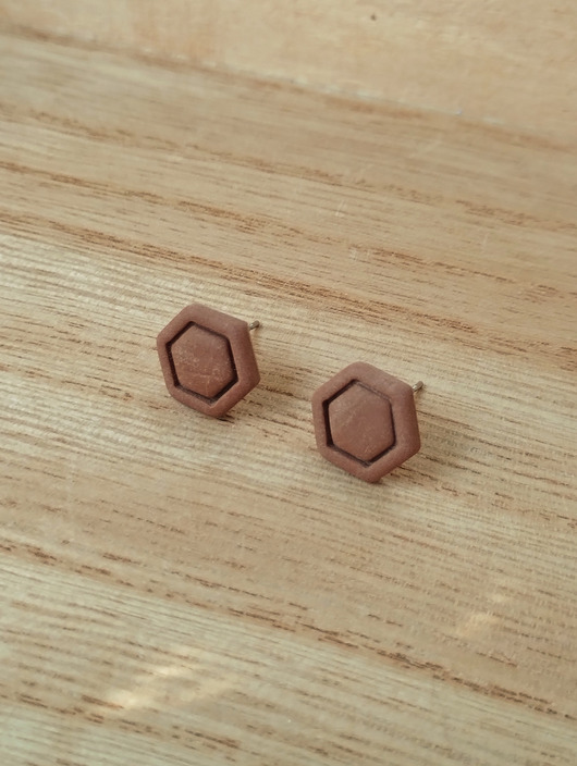 kolczyki z masy plastycznej Kolczyki hexagony karmelowe