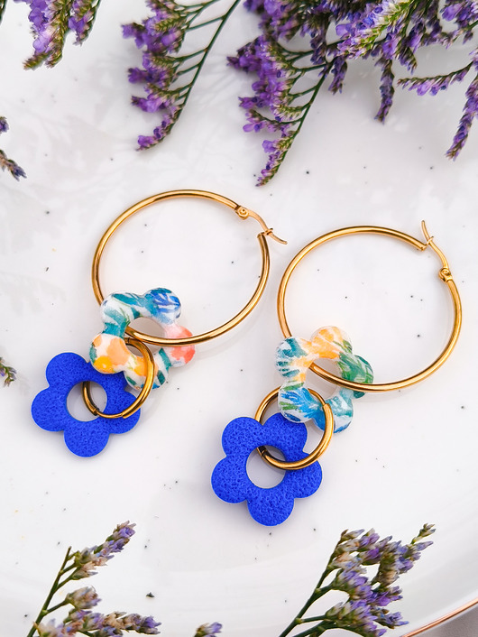 kolczyki z masy plastycznej Kolorowe kolczyki kwiaty, zestaw wesołej wiosennej biżuterii. Kobaltowe